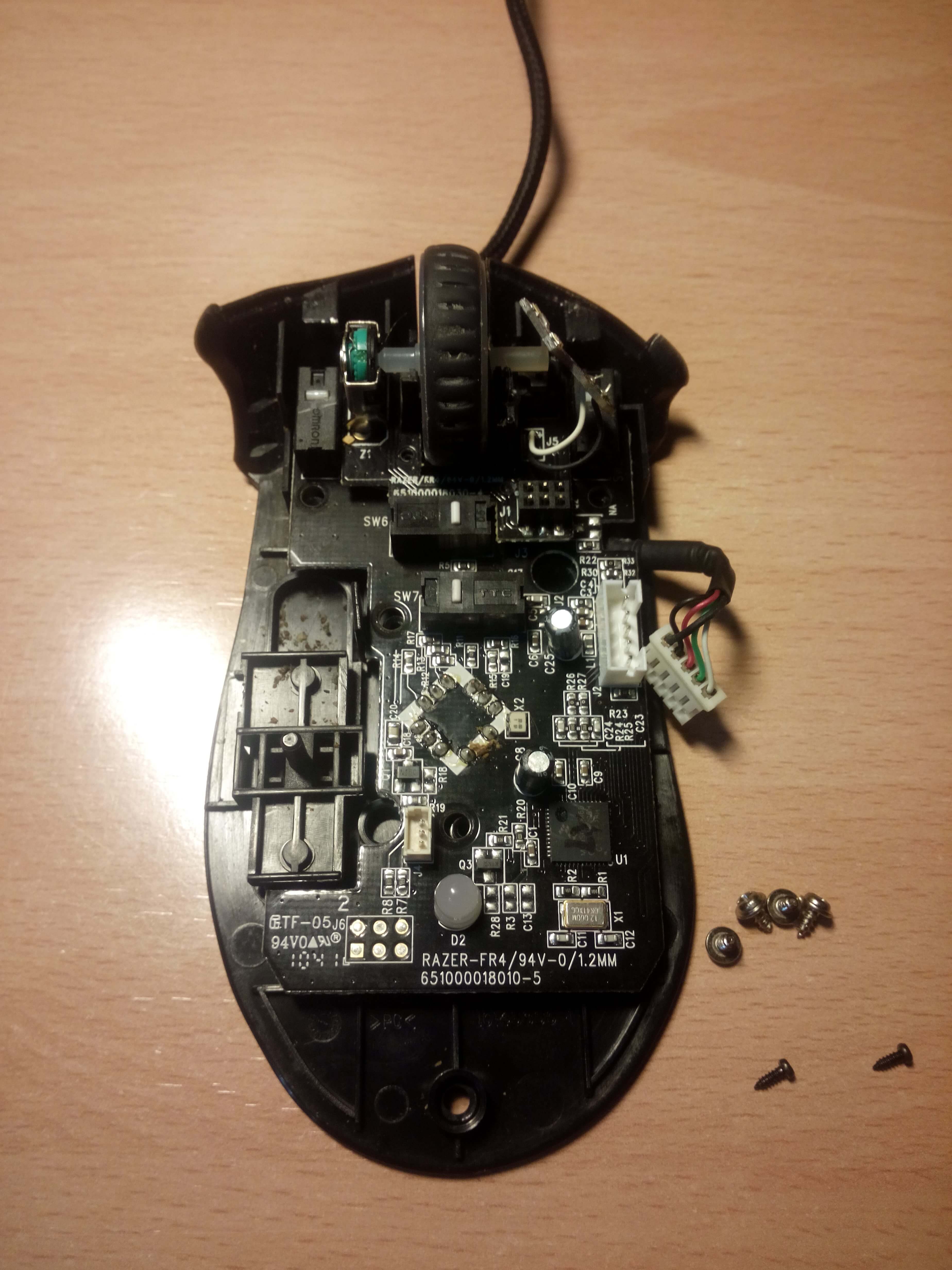 Como limpiar tu ratón - tornillos placa base